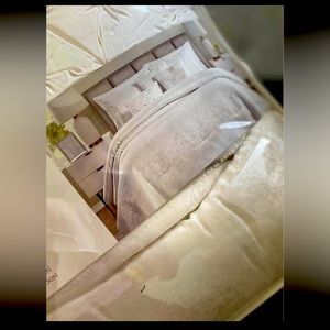 TAHARI QUEEN  6 pc comforter set